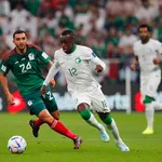 Saud Abdulhamid sur les tablettes du RC Lens et Toulouse : la bataille pour un latéral d’expérience !