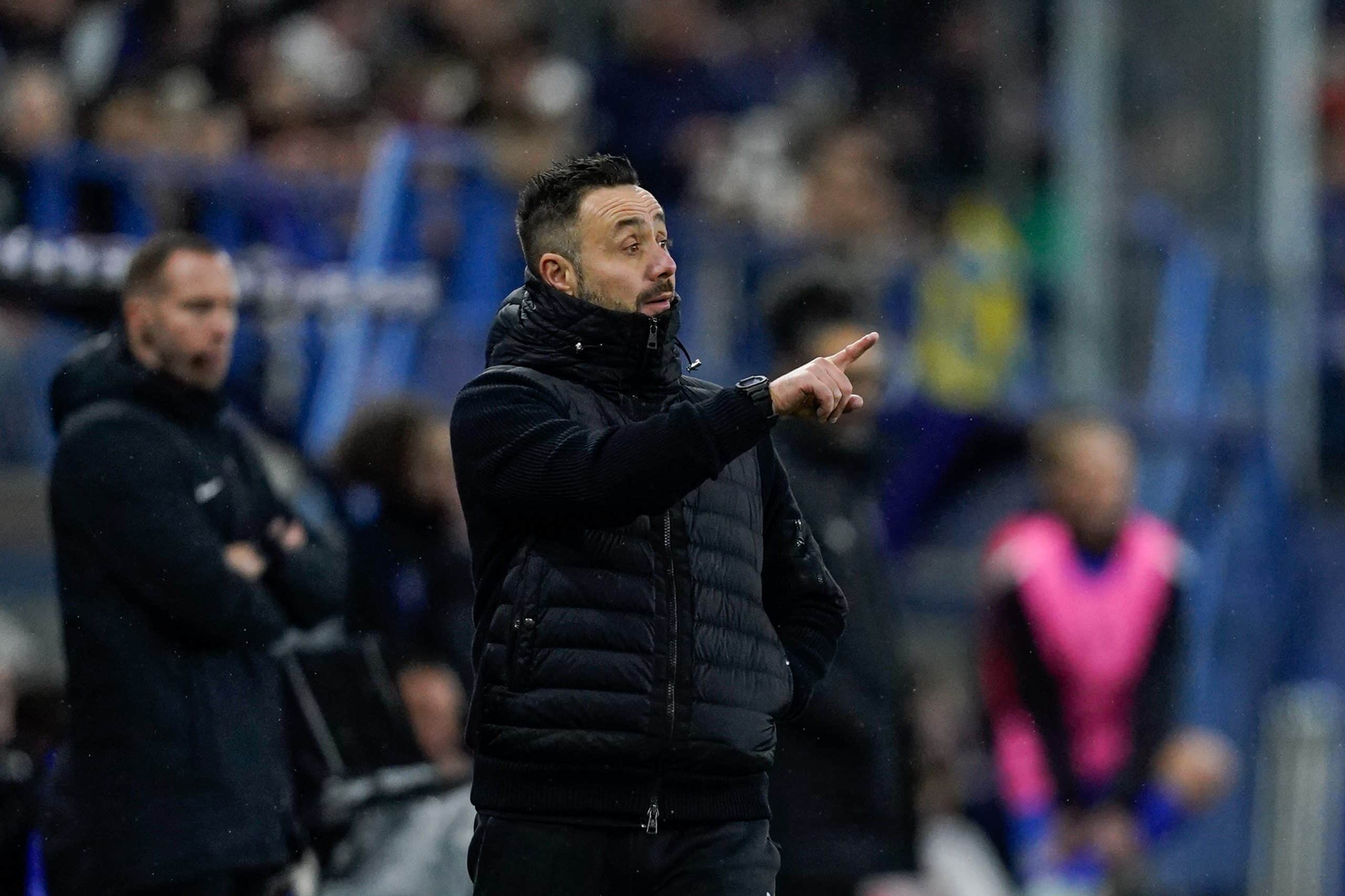 L'entraîneur de l'OM, Roberto De Zerbi, donnant ses consignes lors du match à Bayeux.