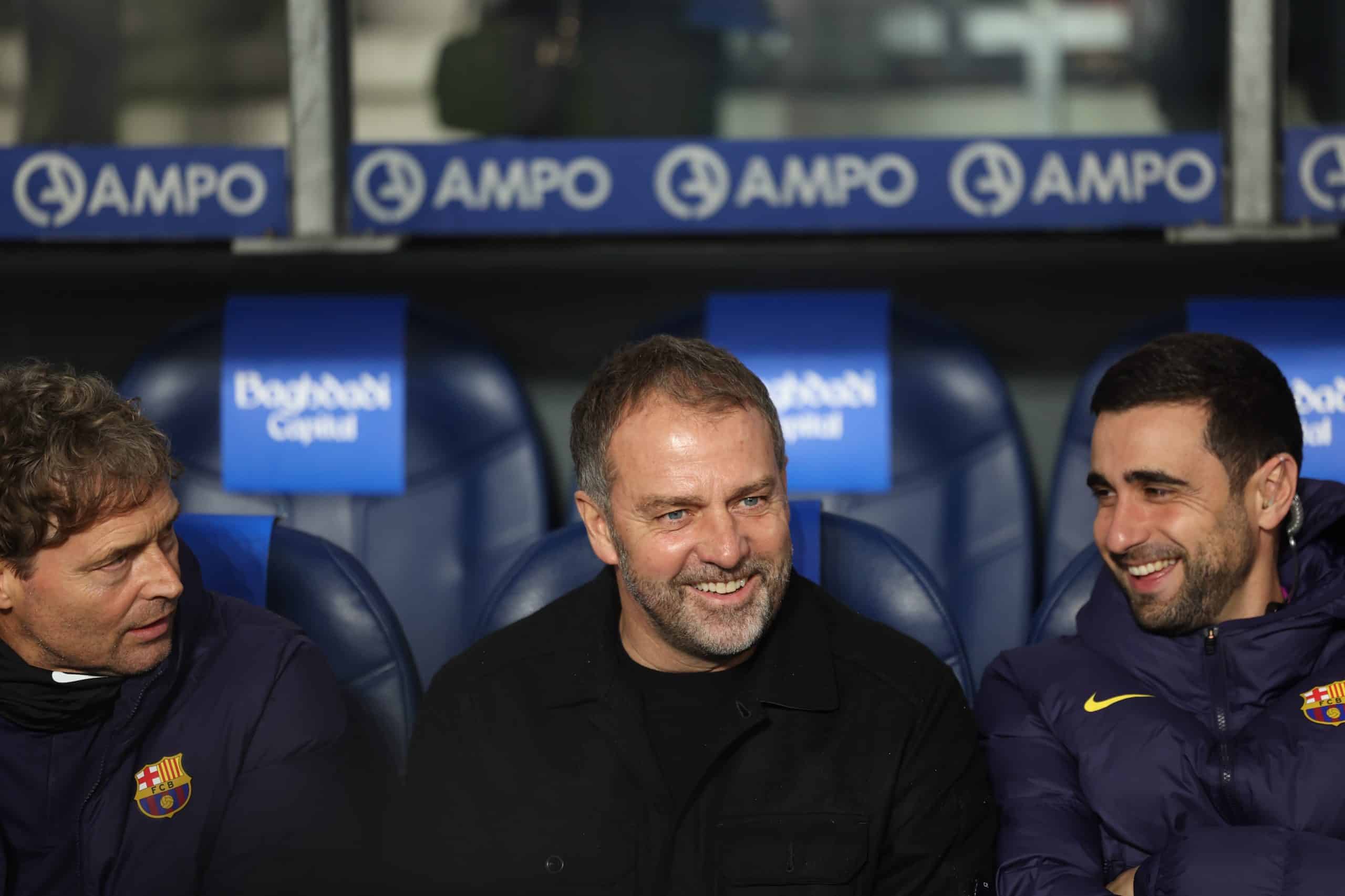L'entraîneur du FC Barcelone, Hansi Flick, tout sourire pendant un match.