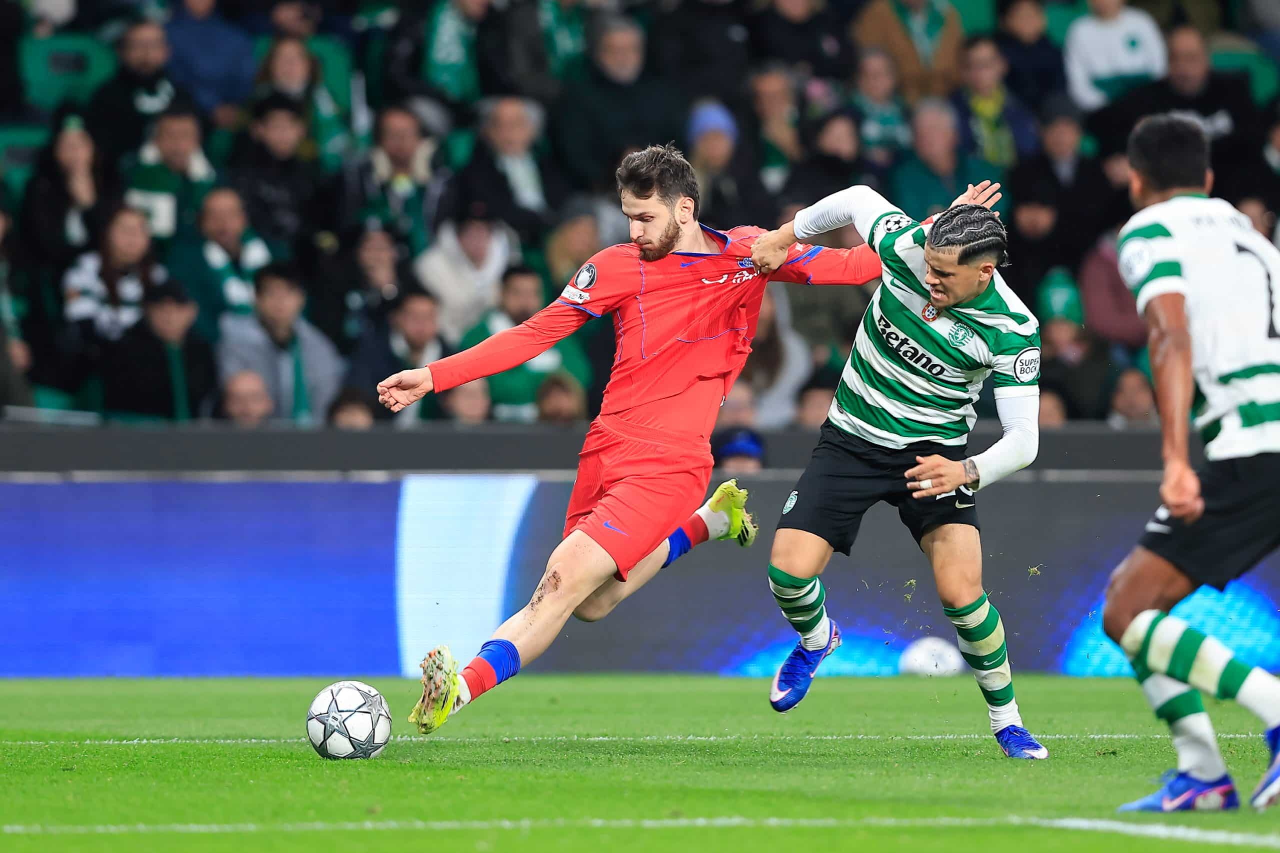 Kvaratskhelia accroché par un adversaire lors de Sporting-PSG.