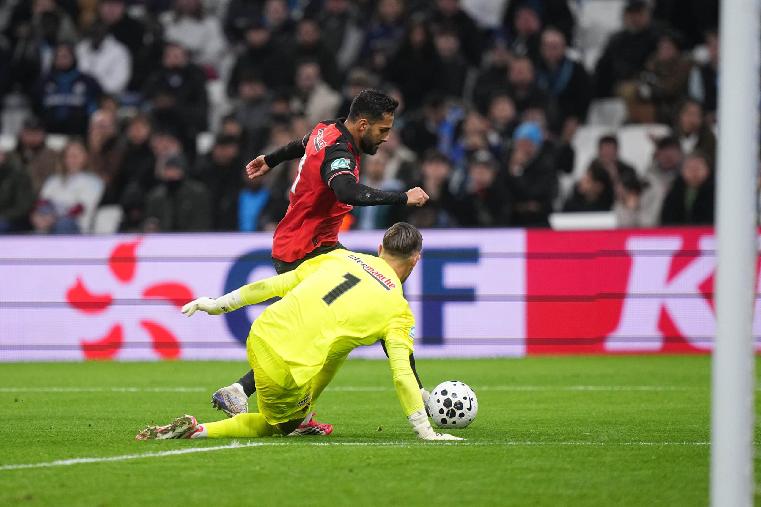 Mousa al-Tamari essayant de dribbler Jeffrey De Lange lors d'OM-Rennes.