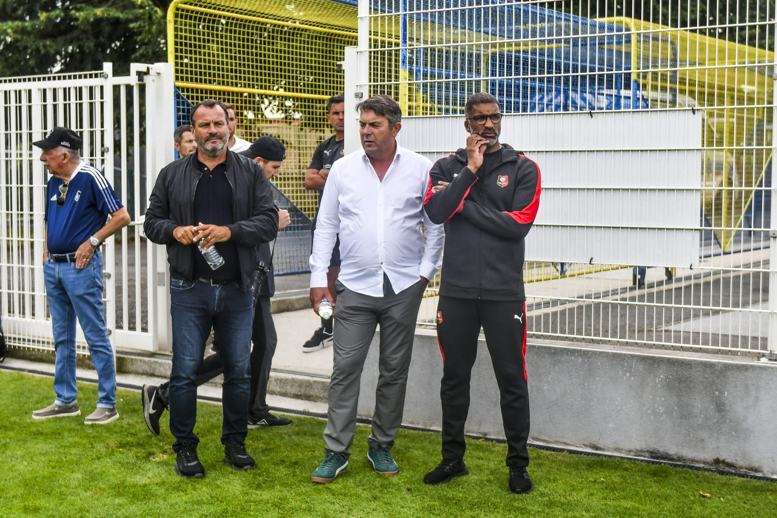 Loïc Désiré, Arnaud Pouille et Habib Beye avant un entraînement du Stade Rennais.