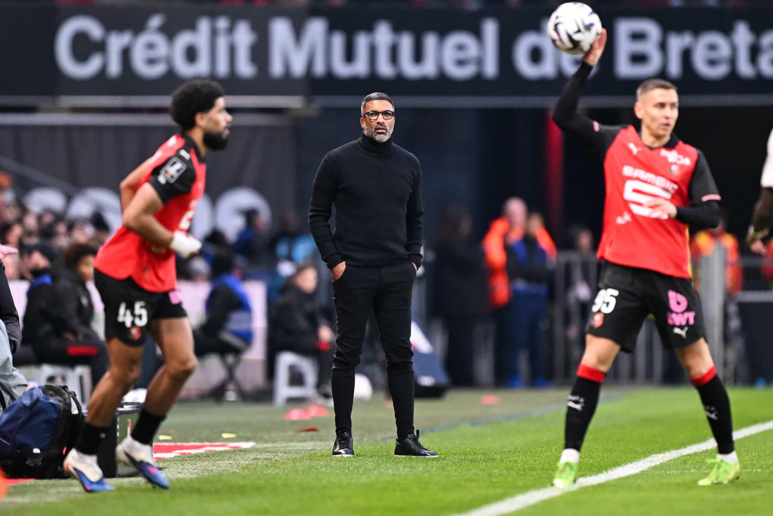 Habib Beye donnant des consignes pendant le match entre Rennes et Le Havre.