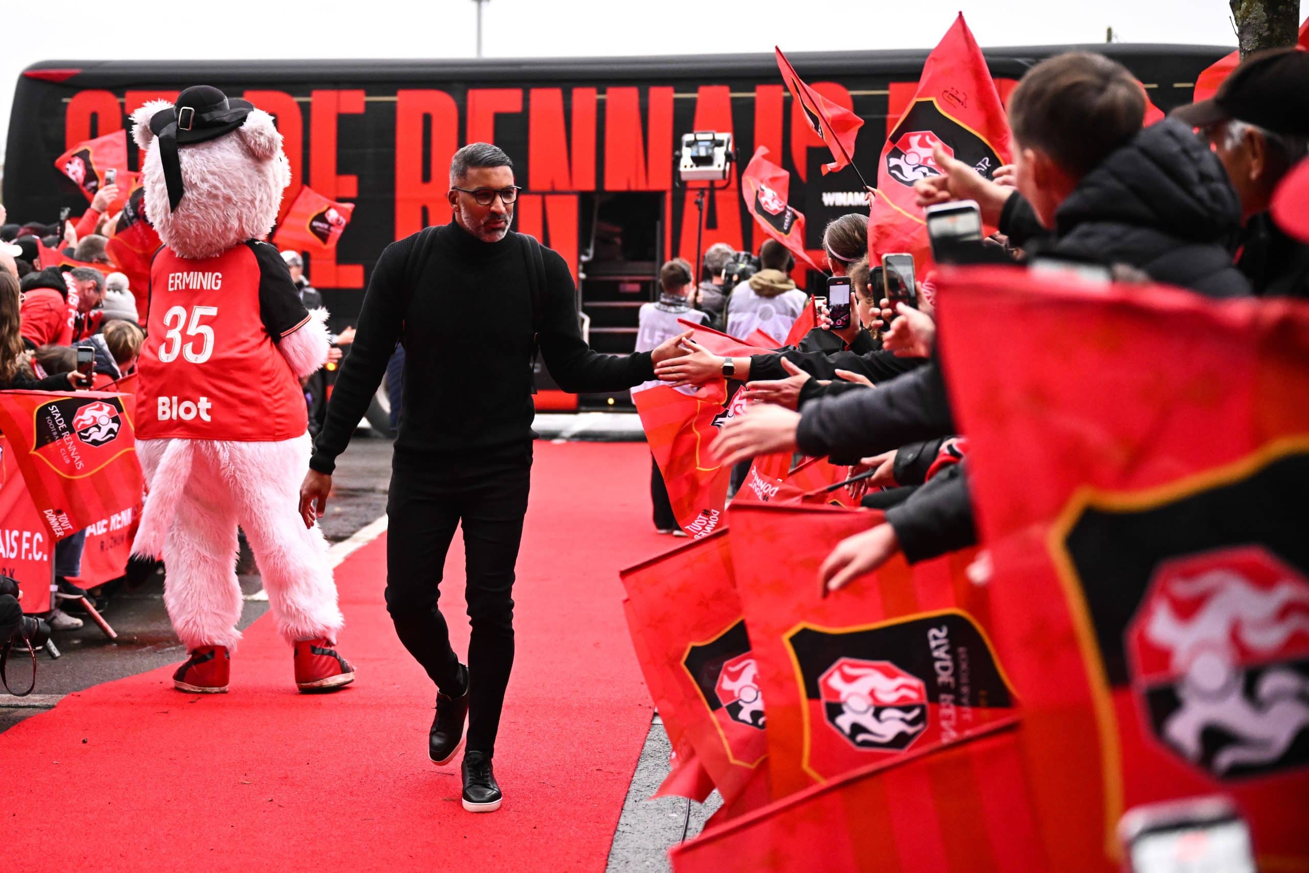 Habib Beye tapant dans la main de supporters rennais à son arrivée au Roazhon Park.
