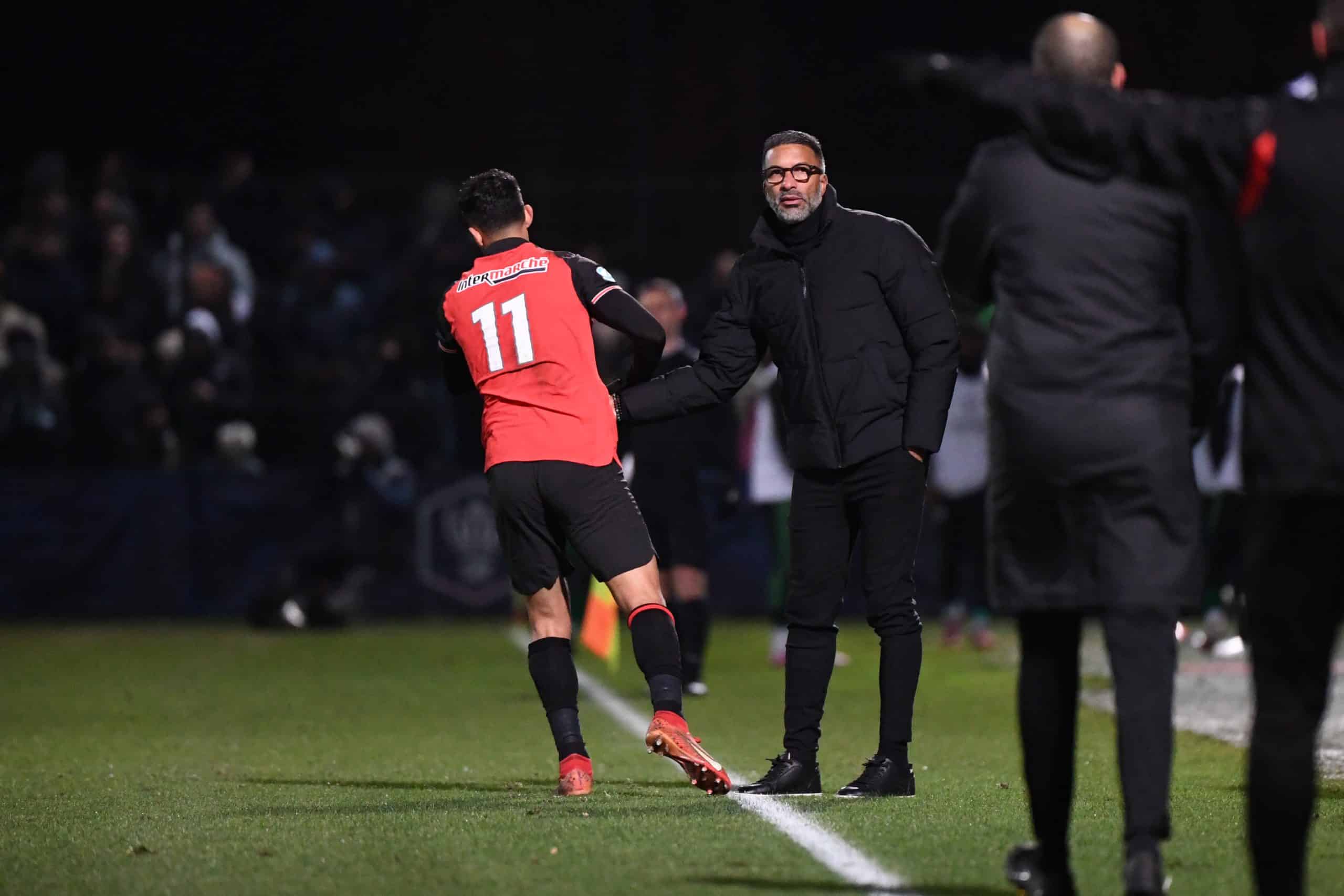 Habib Beye félicitant Mousa al-Tamari après son but avec le Stade Rennais contre Chantilly.