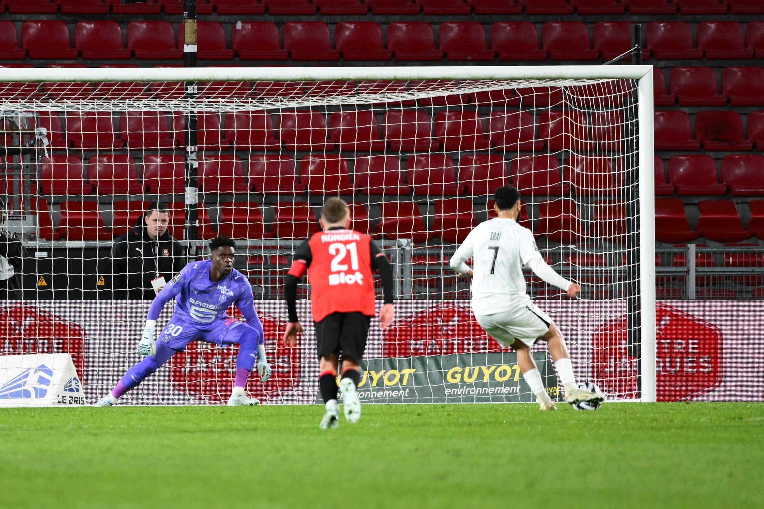 L'arrêt de Brice Samba sur le pénalty d'Amine Sbaï lors de Rennes-Angers.