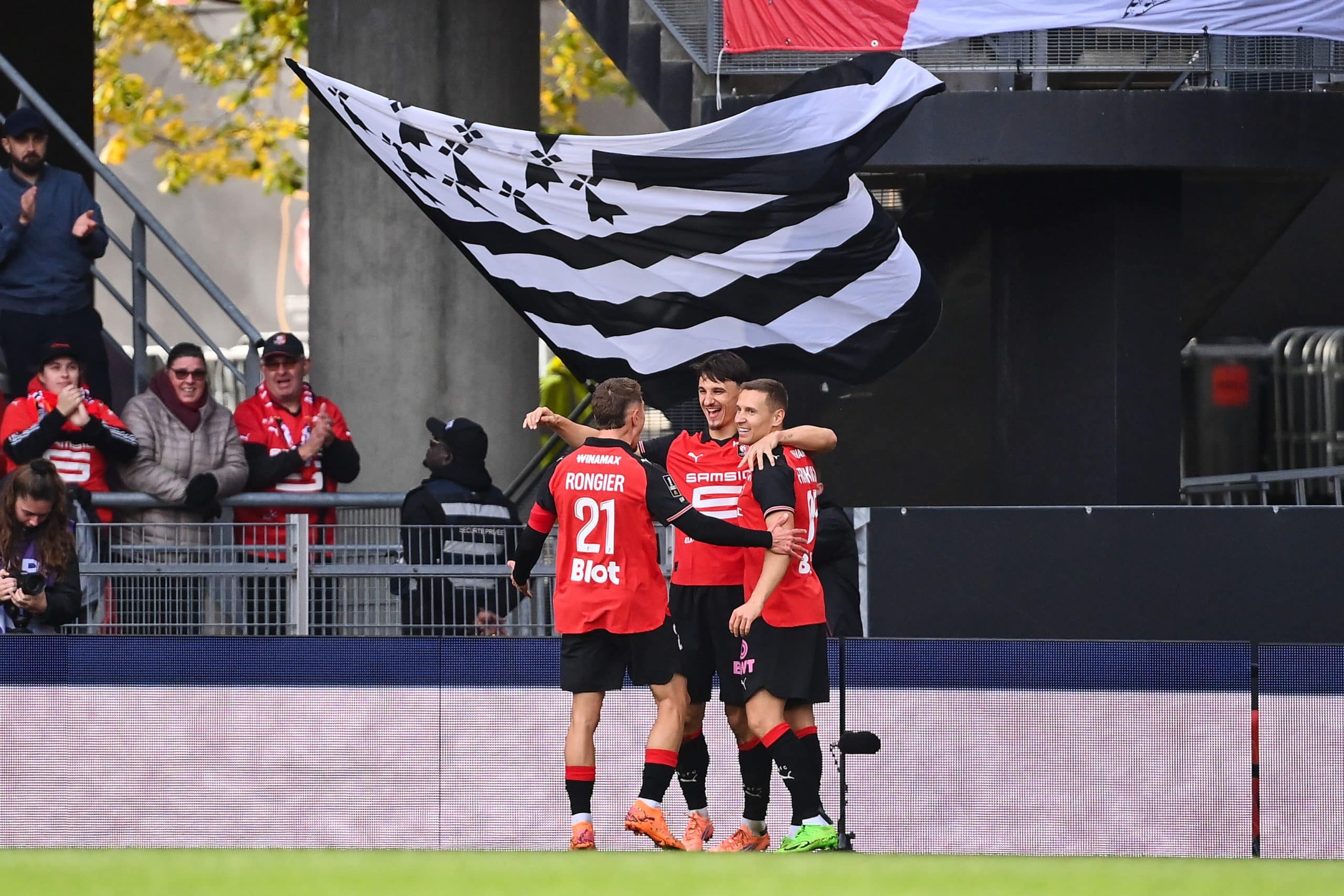 Valentin Rongier et Przemyslaw Frankowski aux côtés d'Esteban Lepaul