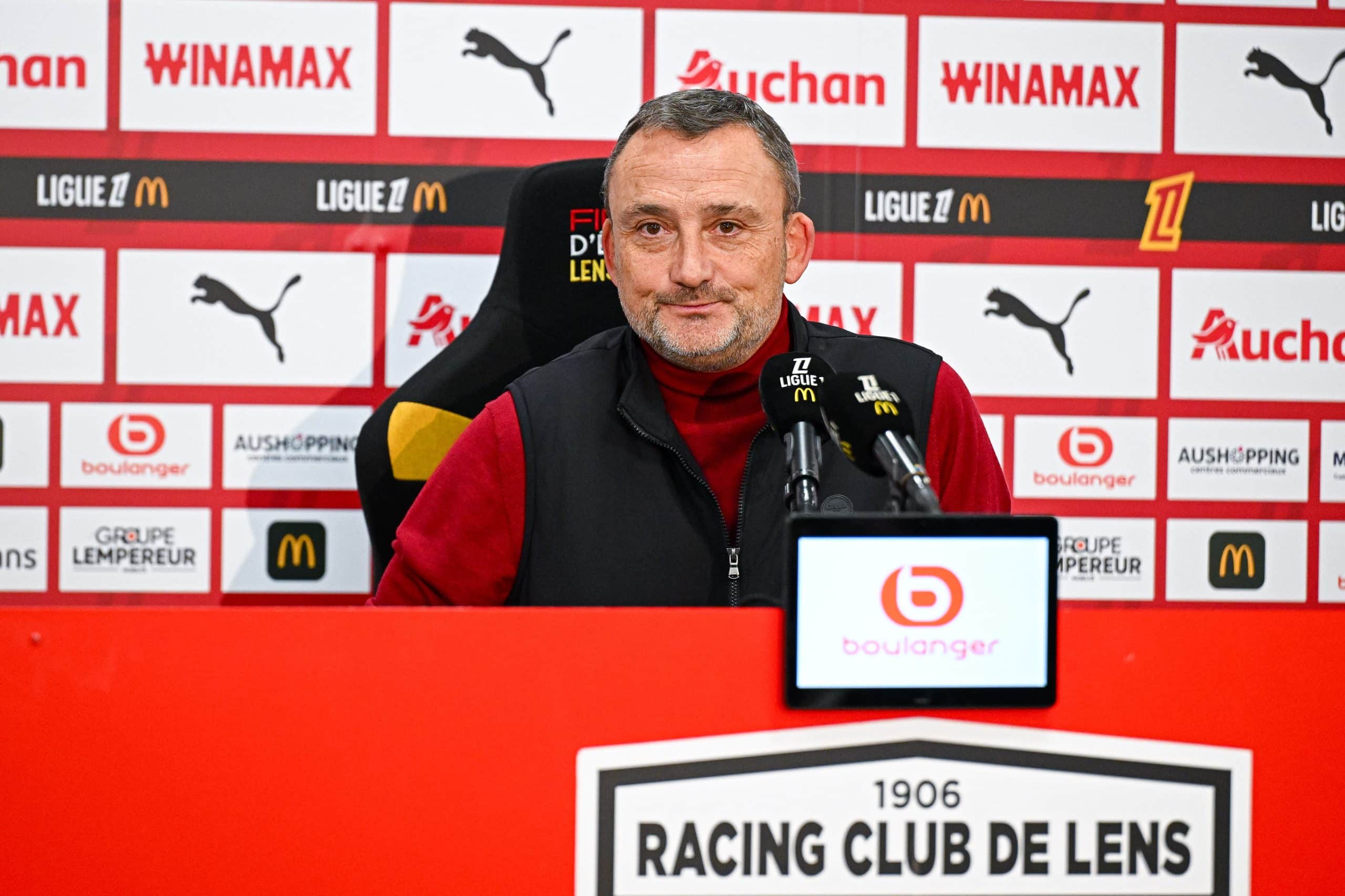 Franck Haise lors d'une conférence de presse à Lens à l'époque où il entraînait l'OGC Nice.