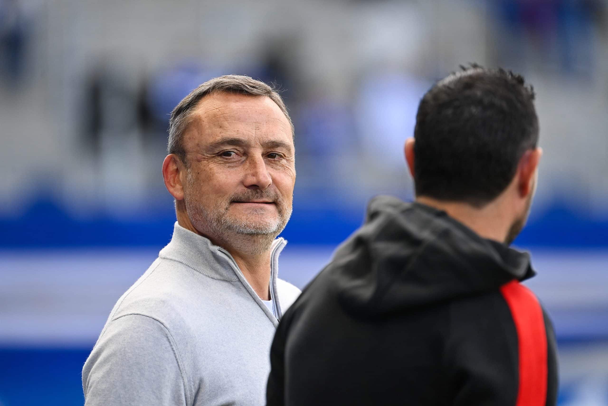 Franck Haise au bord du terrain avant un match à Strasbourg.