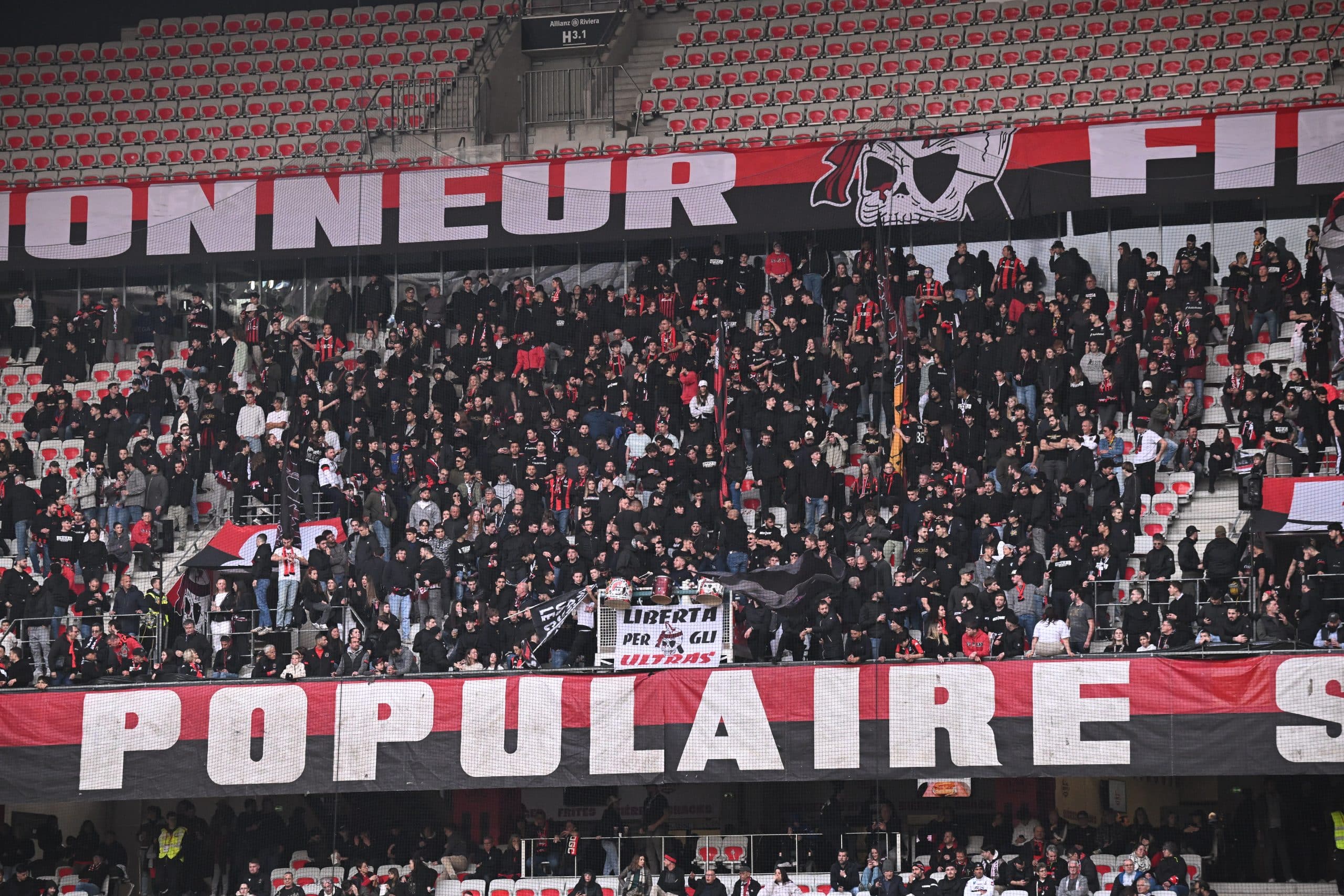 Les ultras de l'OGC Nice ont déployé une banderole très surprenante.