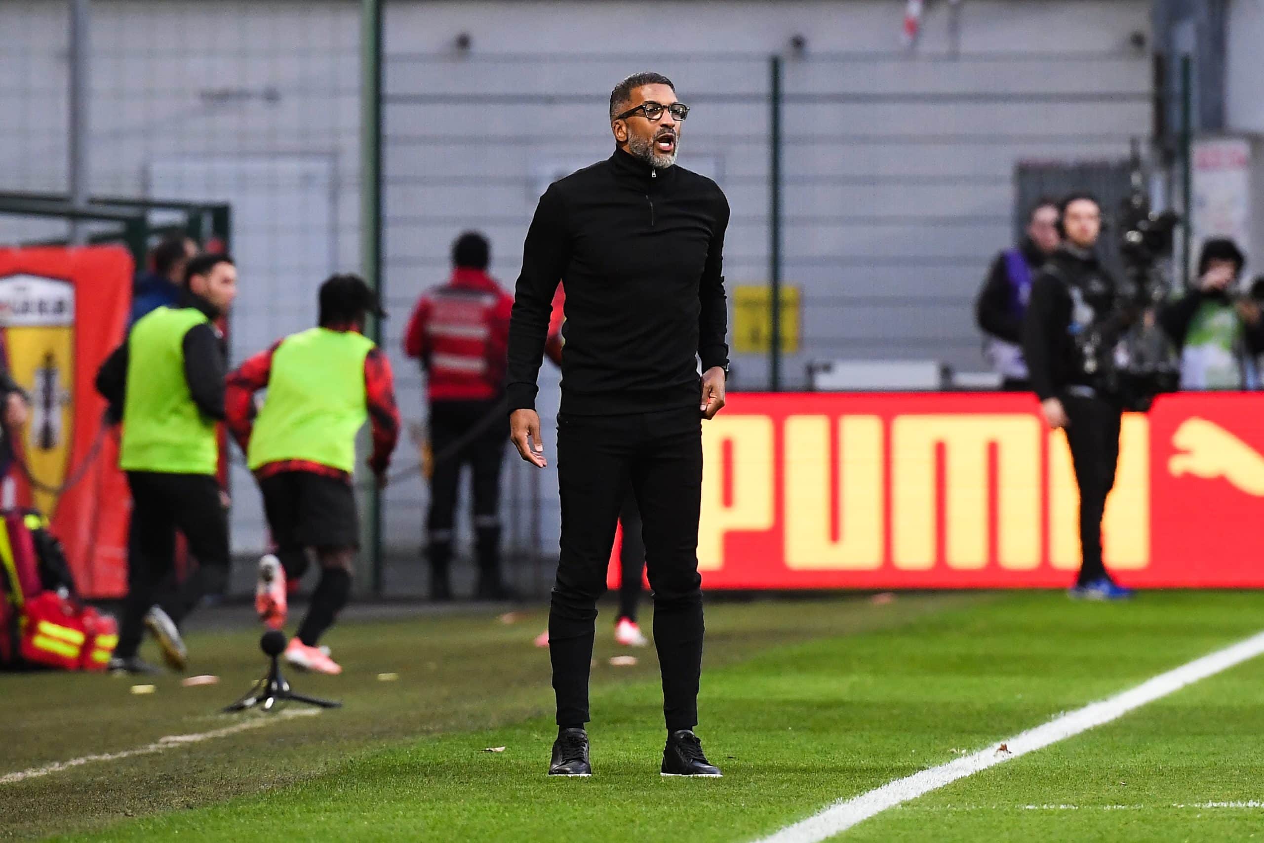 Habib Beye donnant des consignes à ses joueurs lors du match à Lens.