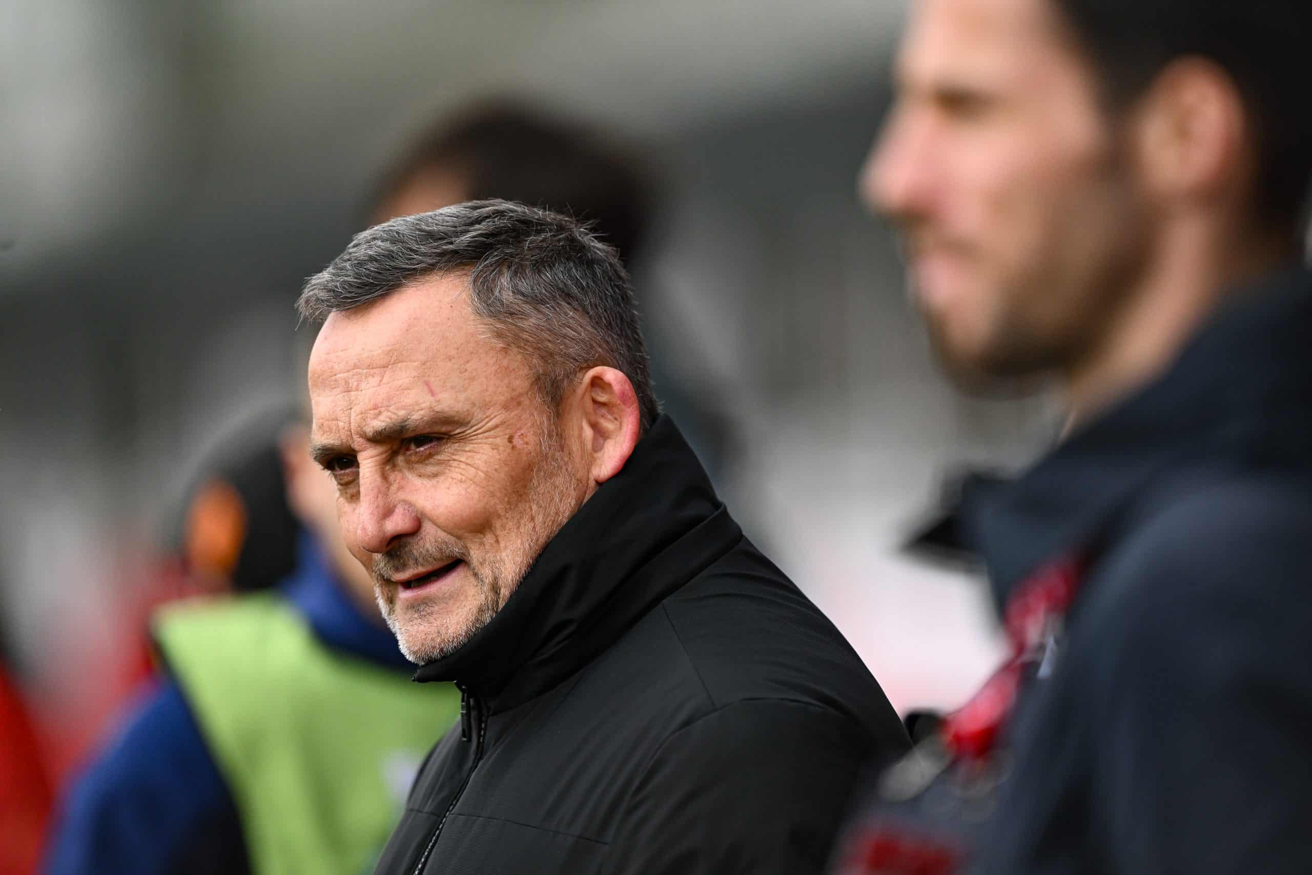 Franck Haise scrutant le terrain avant le match du Stade Rennais à Brest.