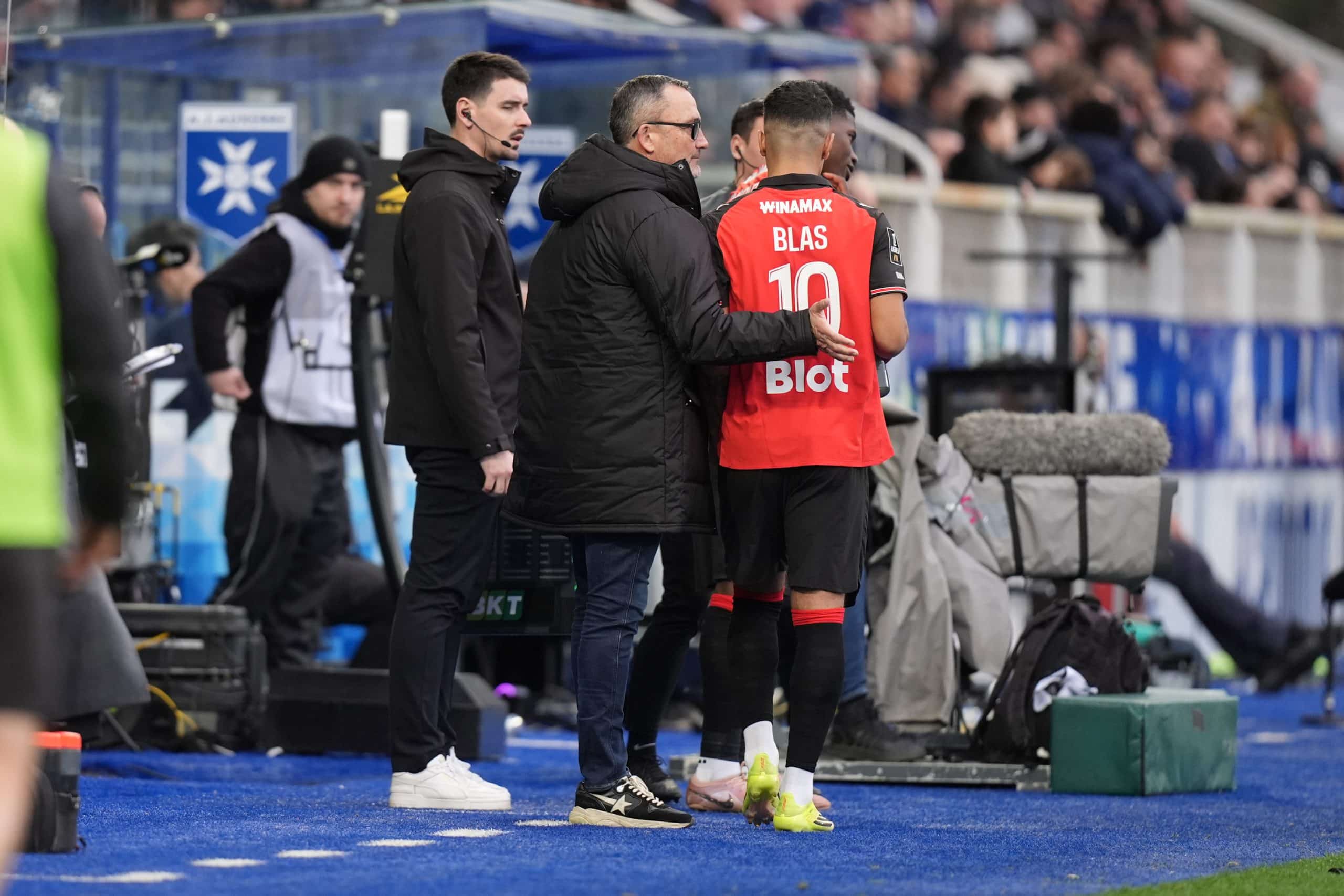 Franck Haise félicitant Ludovic Blas lors du match à Auxerre.