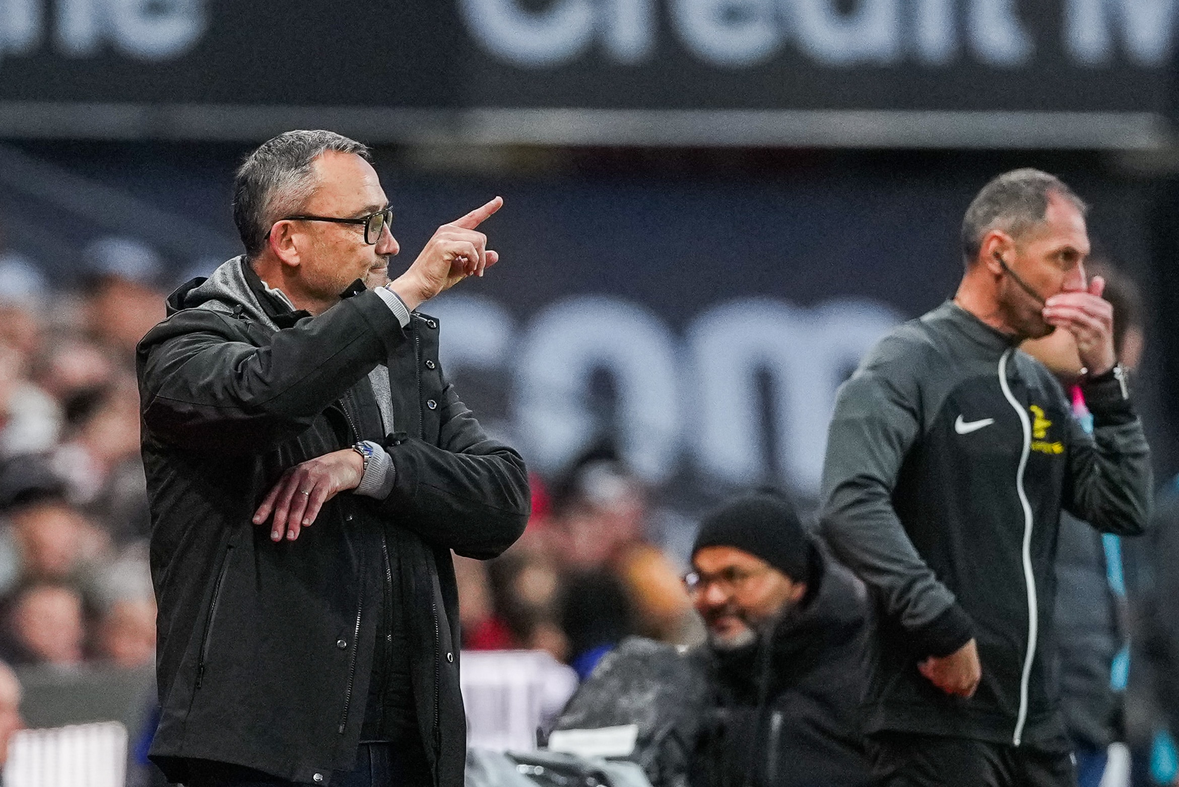 Franck Haise donnant des consignes lors du match du Stade Rennais face au TFC.