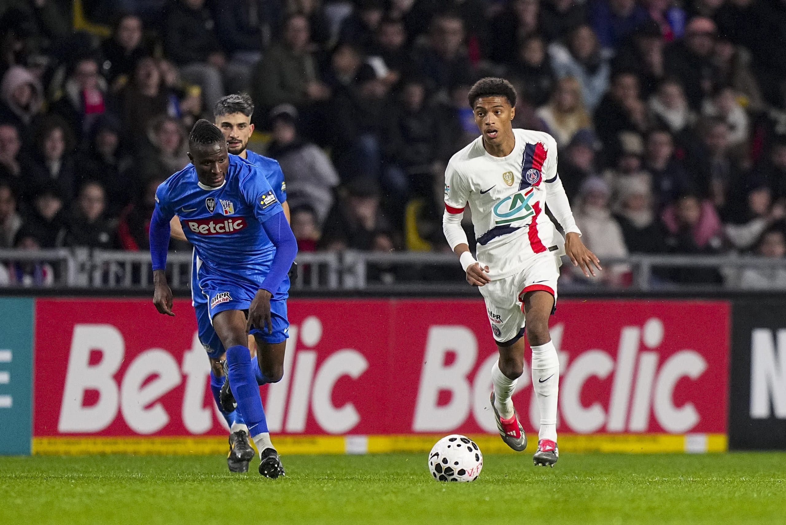 Noham Kamara en action lors du 32e de finale de Coupe de France Vendée FC-PSG.