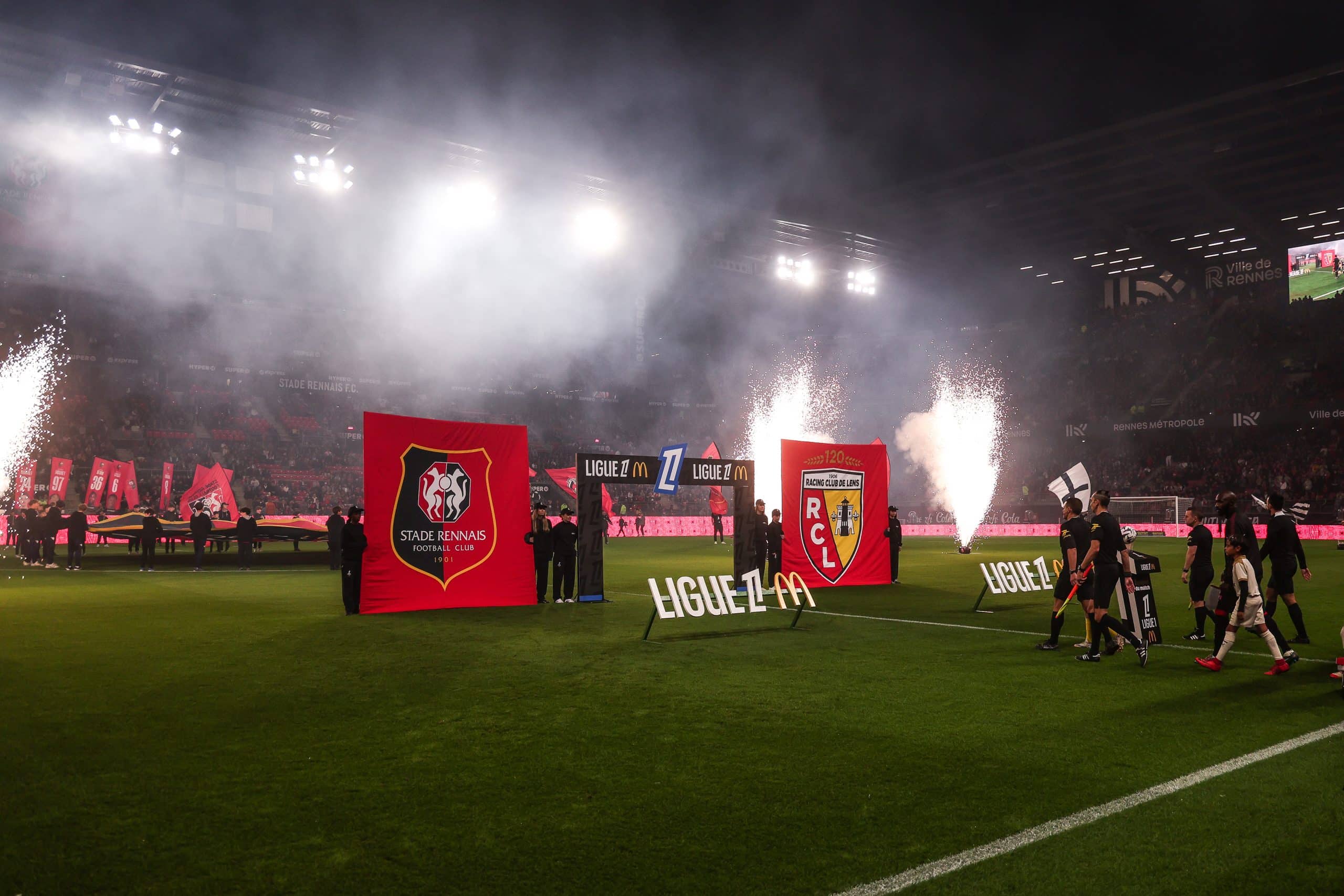 Le logo du Stade Rennais avant un match de Ligue 1 contre le RC Lens.