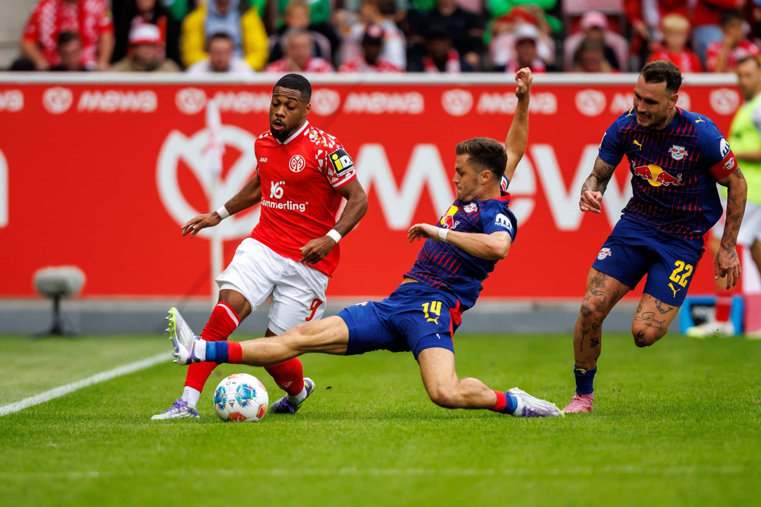 Arnaud Nordin se faisant tacler par un adversaire lors d'un match entre Mayence et Leipzig.