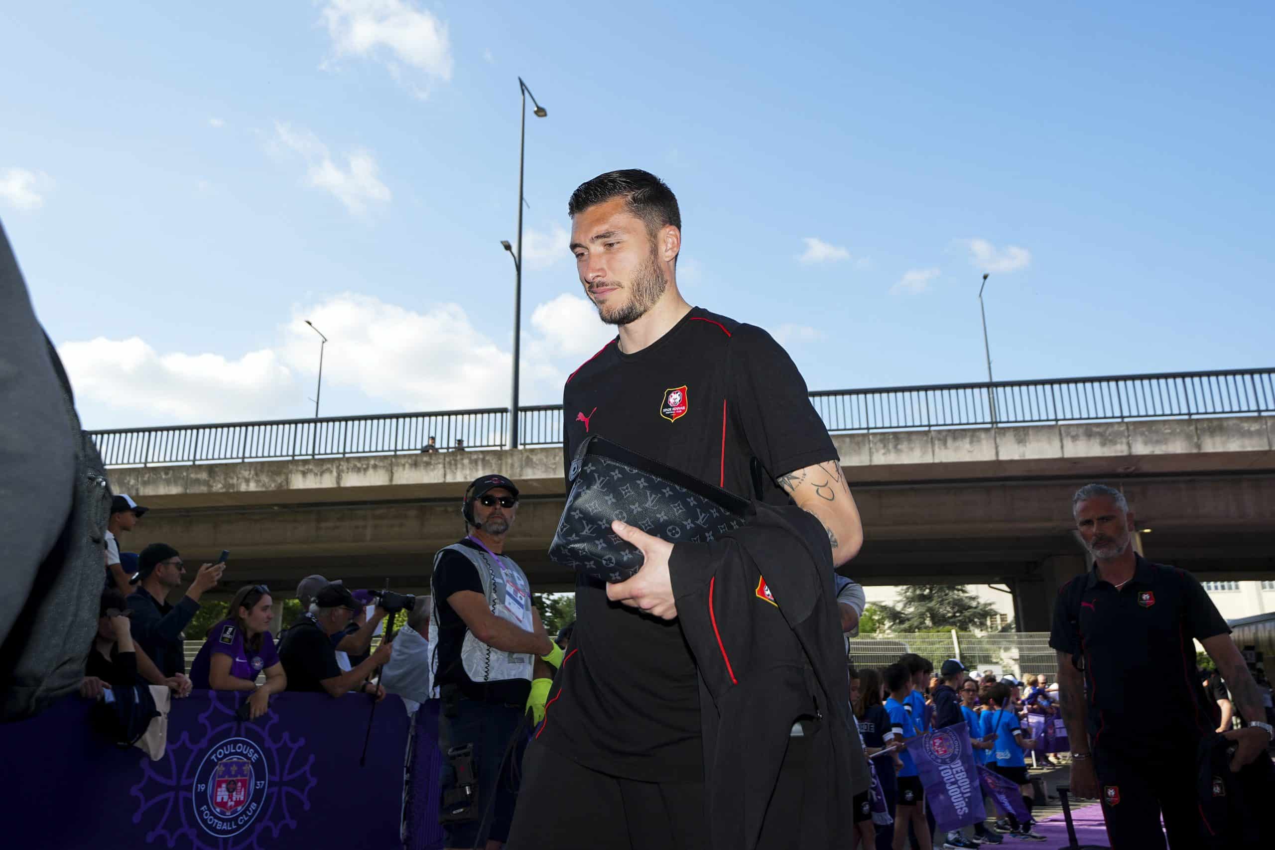 Gauthier Gallon avant un match du Stade Rennais sur la pelouse du Stadium de Toulouse.