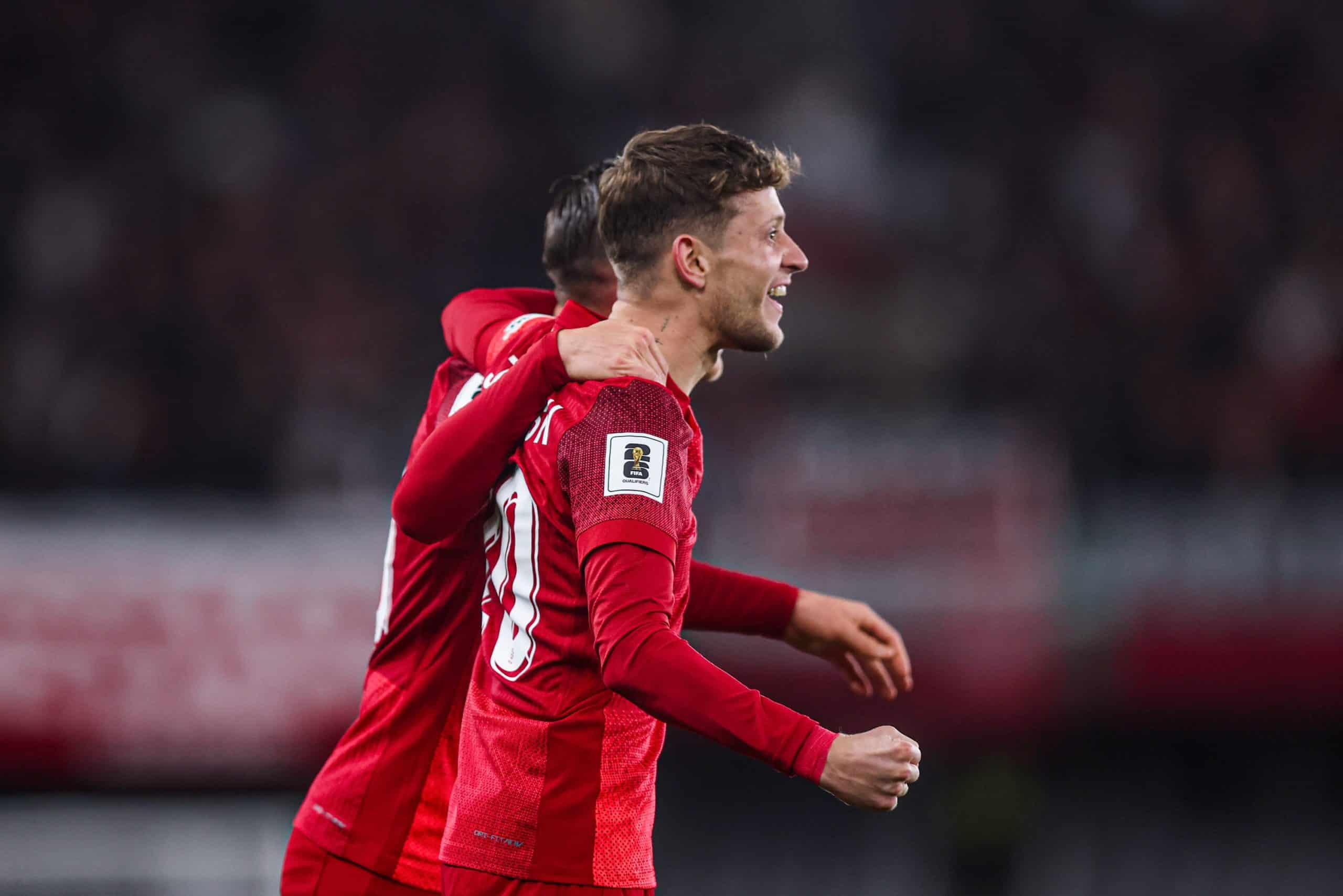 Sebastian Szymanski célébrant un but avec la Pologne.