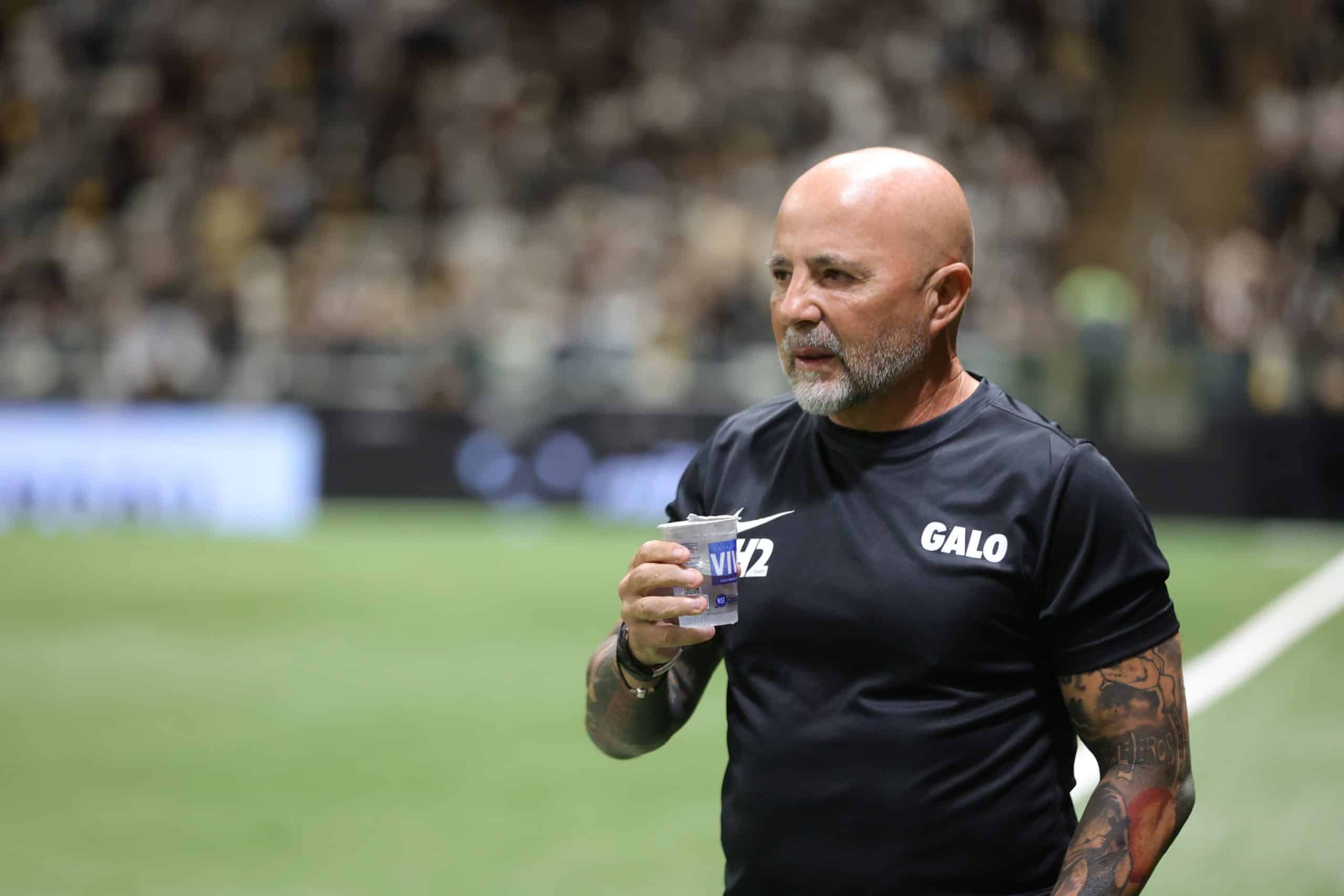 Jorge Sampaoli tenant un verre pendant un match de l'Atlético Mineiro.