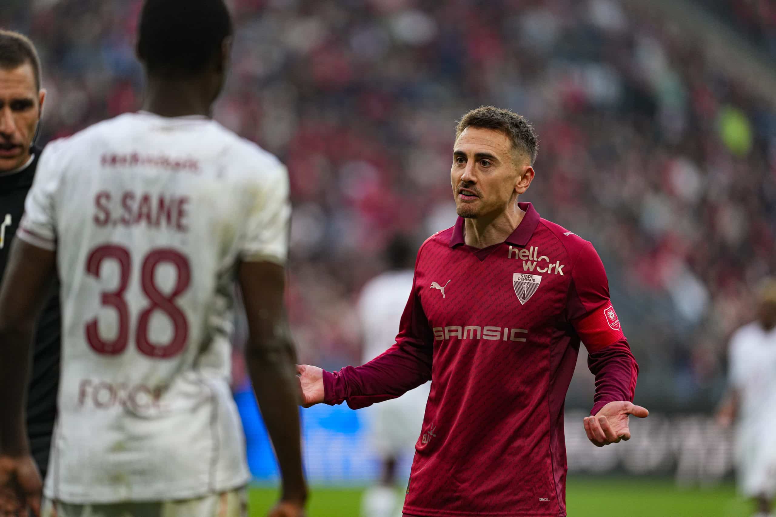 Valentin Rongier s'en prenant à un adversaire lors du match contre Metz.