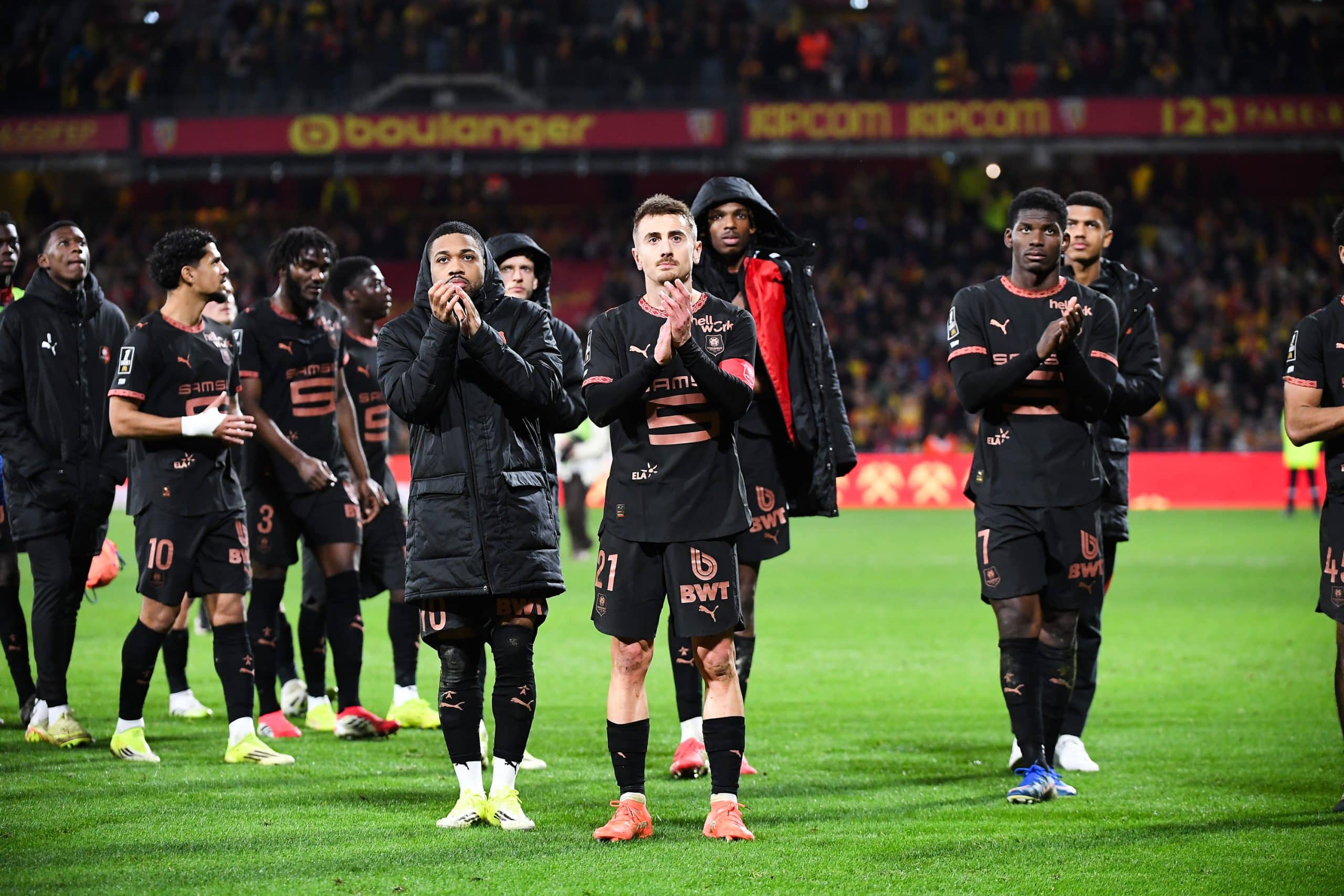 Valentin Rongier félicitant les supporters rennais pour leur soutien à Lens.