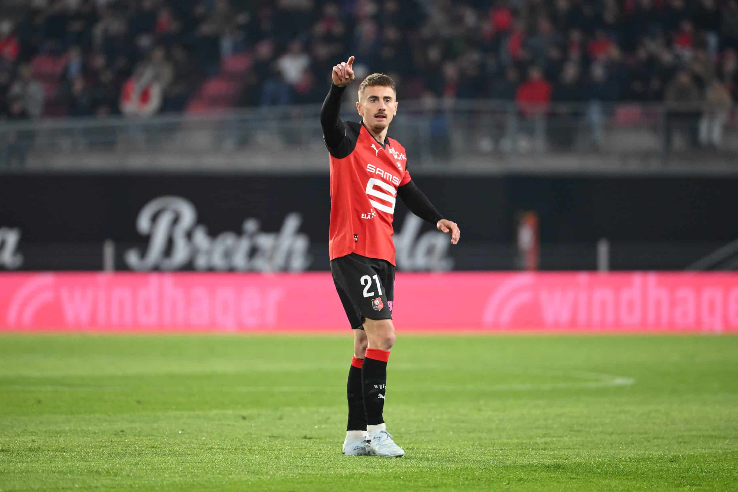 Valentin Rongier pointant du doigt lors d'un match du Stade Rennais.