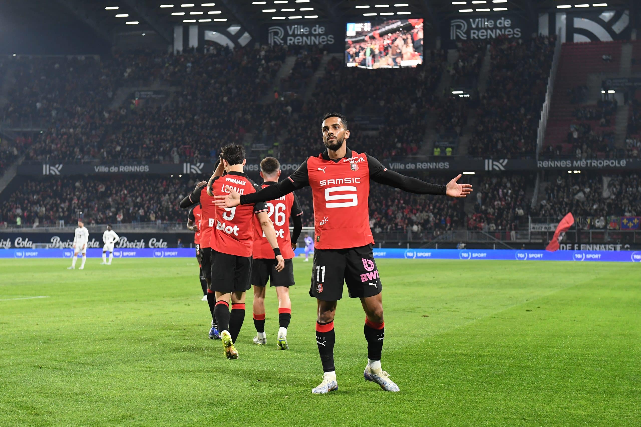 Mousa al-Tamari fêtant son but contre Angers avec le Roazhon Park.