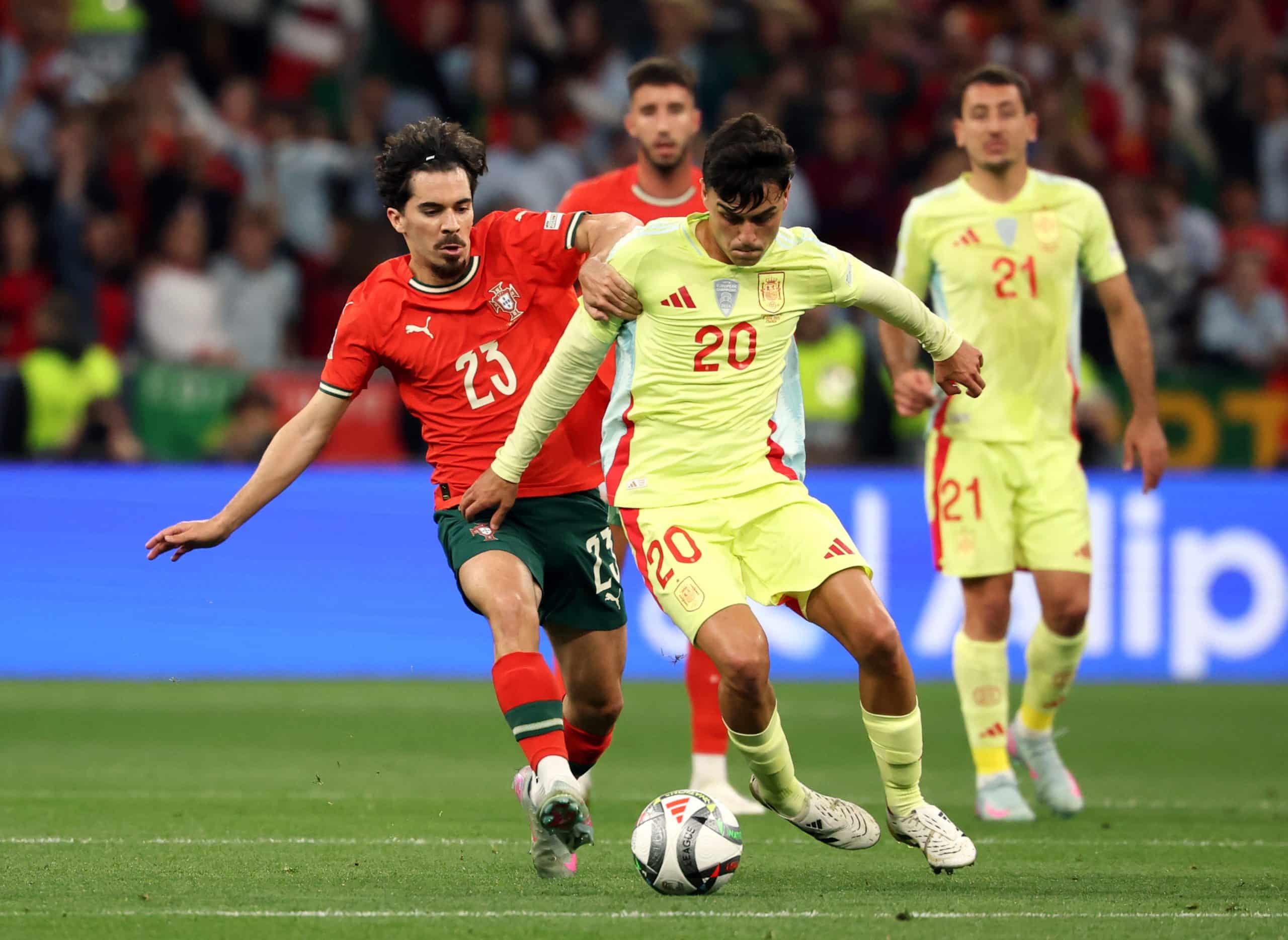 Vitinha tentant de prendre le ballon à Pedri lors du dernier Portugal-Espagne.