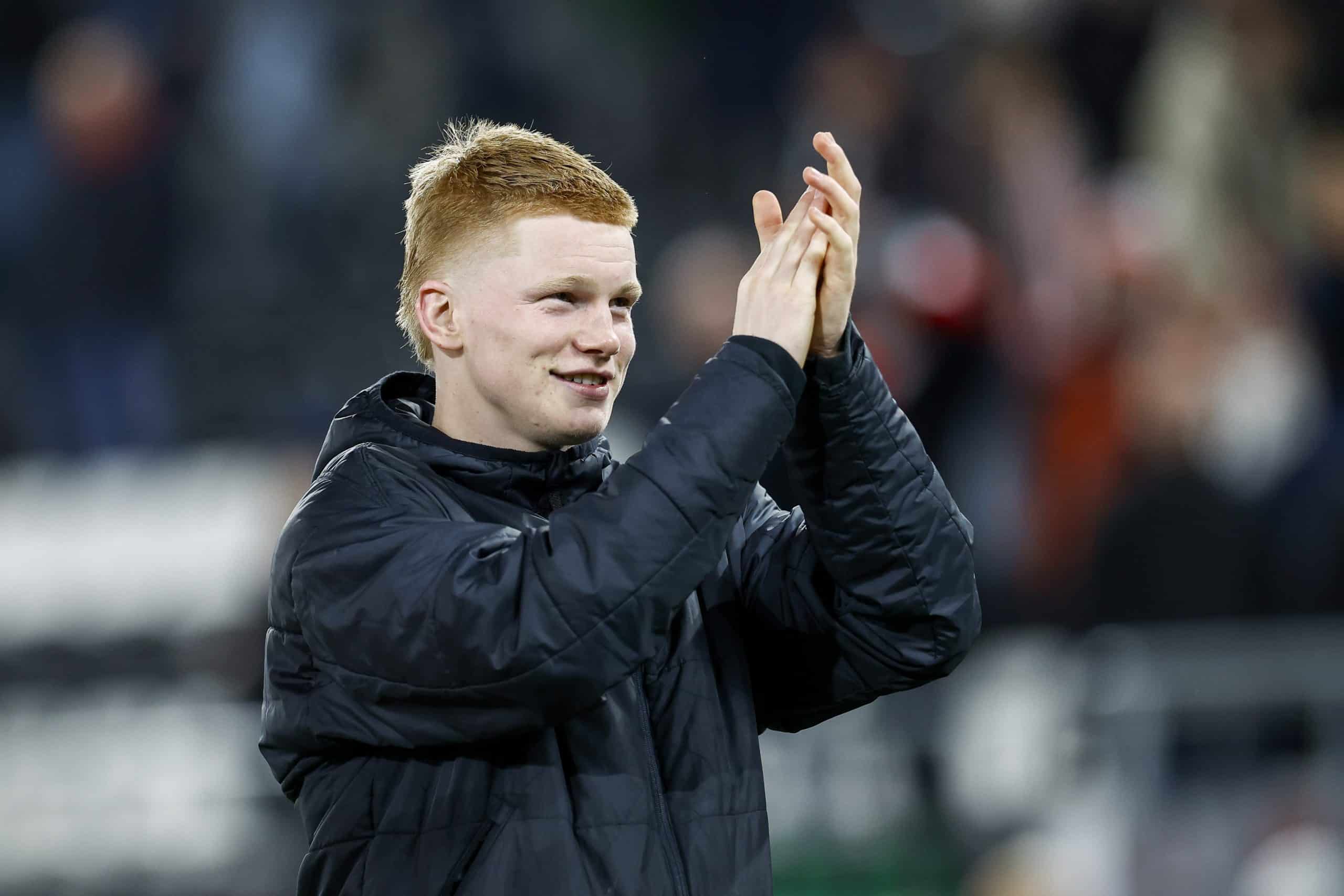 Kees Smit saluant les supporters de l'AZ à la fin d'un match.