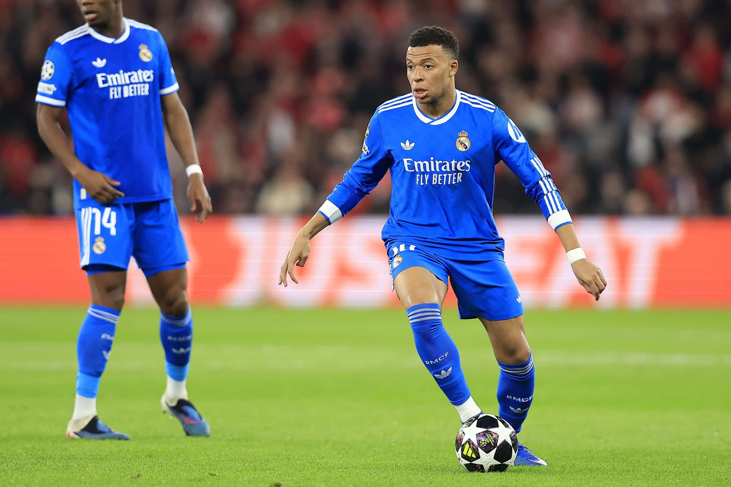 Kylian Mbappé en action avec le Real Madrid sur la pelouse du Benfica.