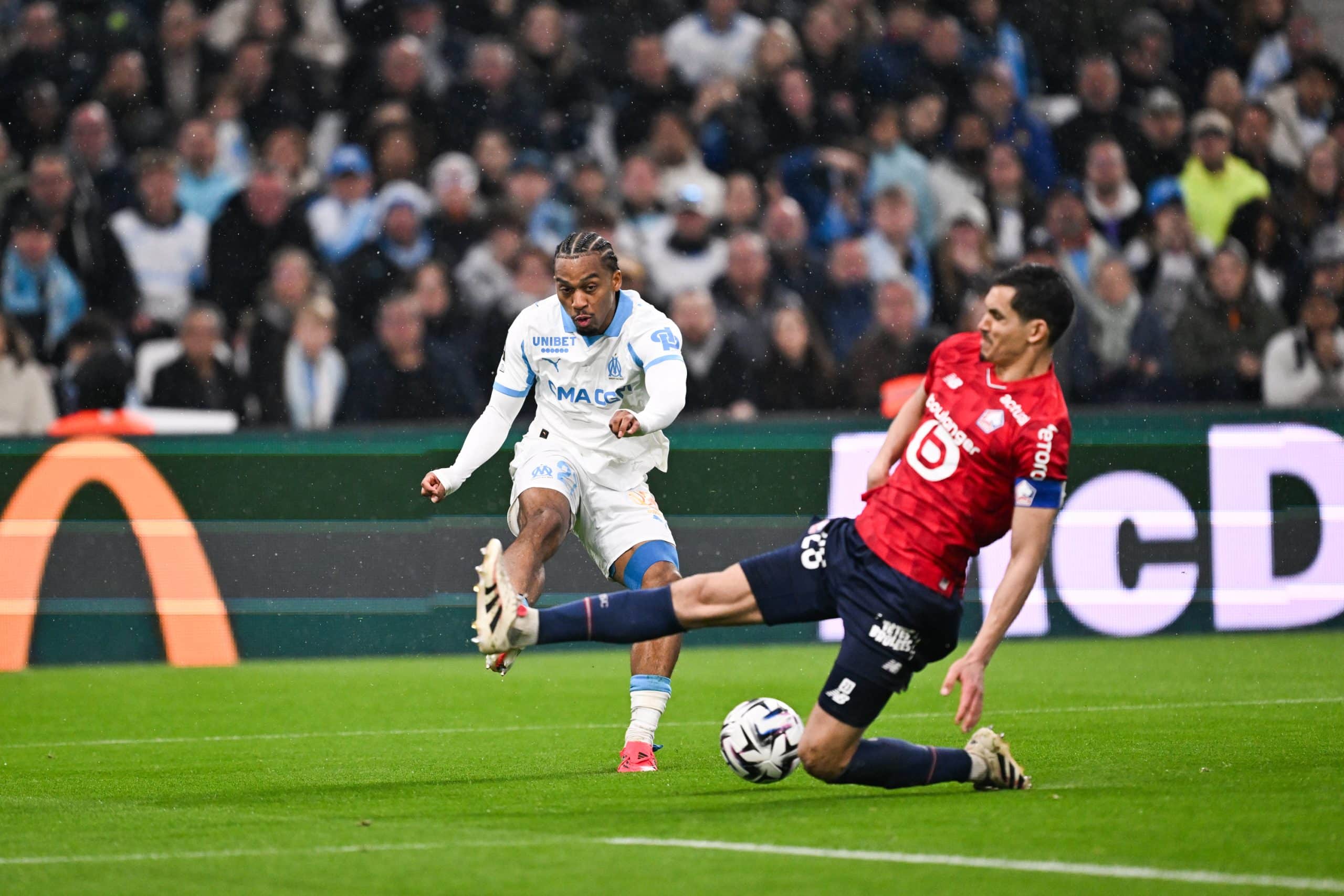 Quinten Timber frappant au but lors d'OM-LOSC.