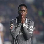 La polémique Vinicius enfle au Real Madrid, un dilemme ronge Flick au FC Barcelone