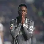 La polémique Vinicius enfle au Real Madrid, un dilemme ronge Flick au FC Barcelone